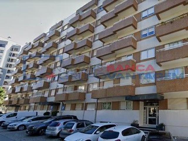 Apartamento T2 com arrecadação localizado em Santa Marinha