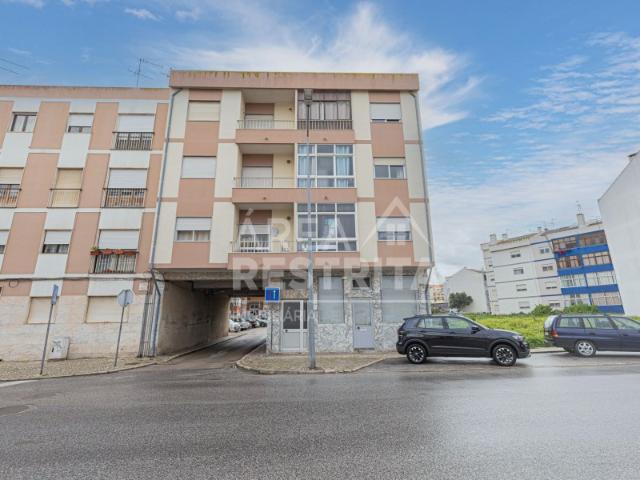 Apartamento T2 com arrecadação na Baixa da Banheira