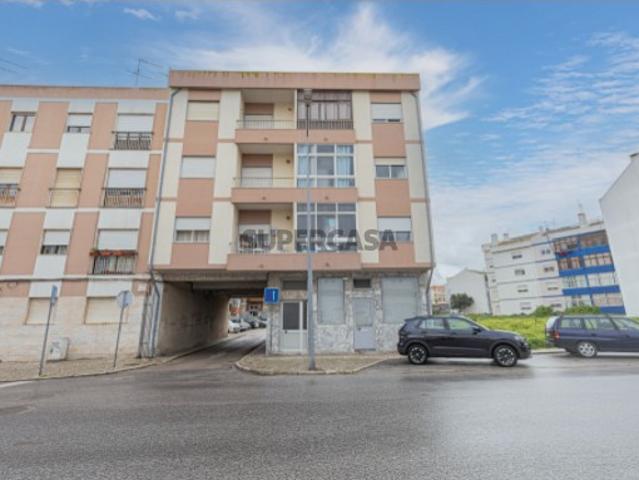 Apartamento T2 com arrecadação na Baixa da Banheira
