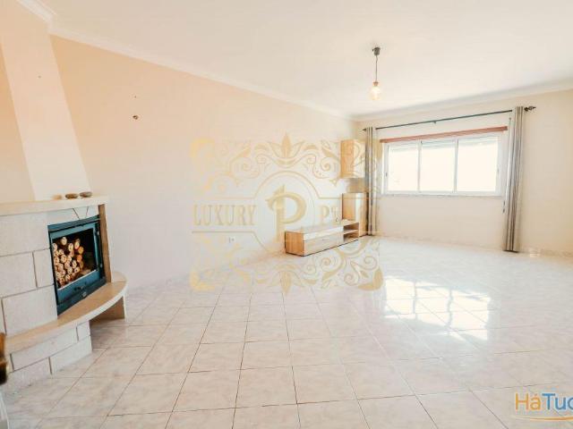 Apartamento T2 com Arrecadação na Quinta do Conde | 26064090616