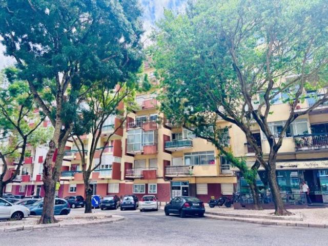Apartamento T2 com Arrecadação na Quinta da Figueirinha em Oeiras