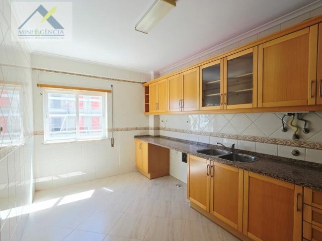 Apartamento T2 com arrecadação no Bairro Afonso Costa em Setúbal