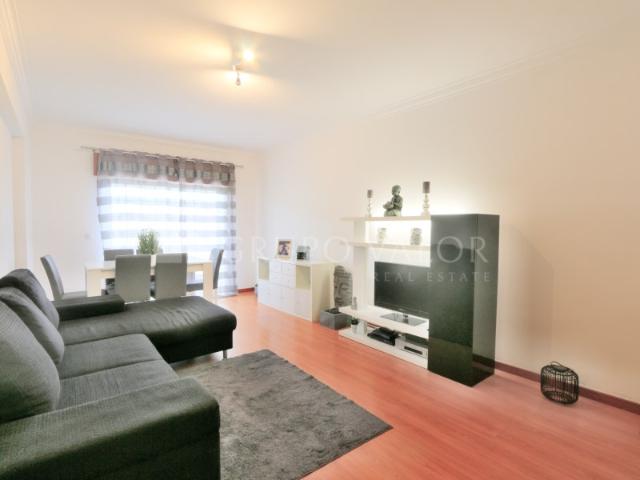Apartamento T2 com Arrecadação, Rinchoa Rio de Mouro