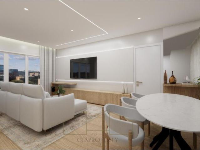 Apartamento T2 com arrecadao e parqueamento na Quinta de Santa Te.