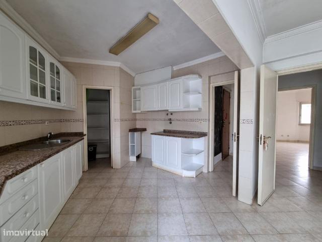 Apartamento T2 com arrecadao em Carnaxide
