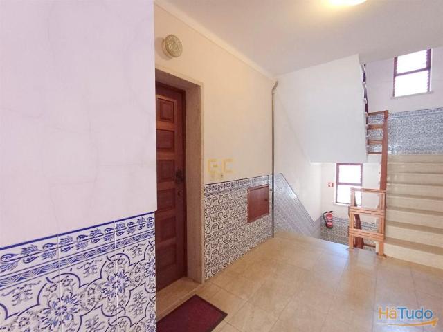 Apartamento T2 com arrumo na cave, nas Abadias! | 26074093571