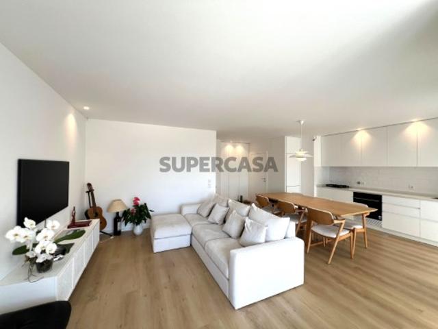 Apartamento T2 com arrumo e lugar de garagem na Praia da Barra!