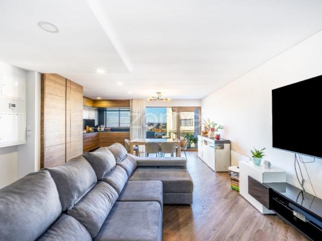 Apartamento T2 com box fechada e varanda em Baguim do Monte