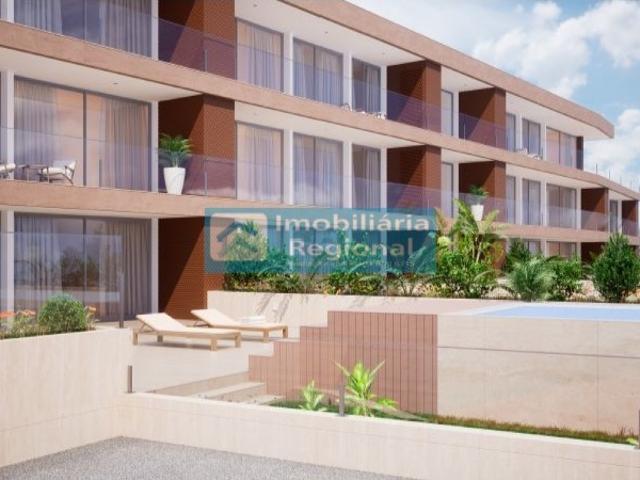 Apartamento T2, com boas áreas e vista mar