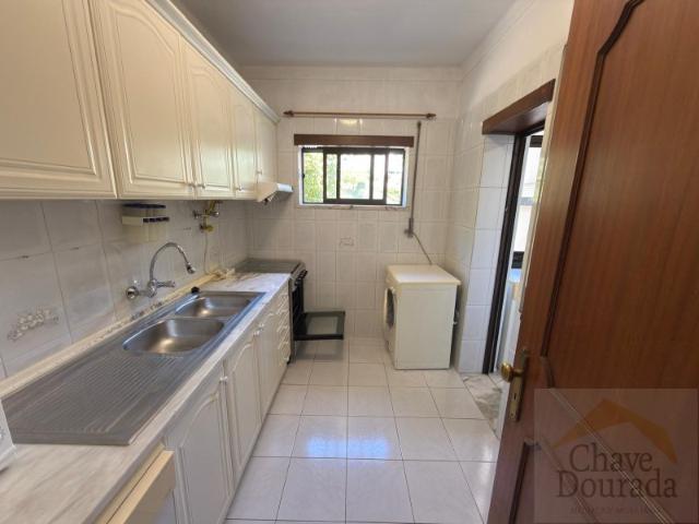 Apartamento T2 com garagem Urbanização Arco Pintado