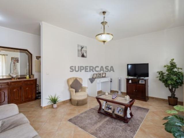 Apartamento T2 com Garagem a 3km da Praia de São Bernardino!