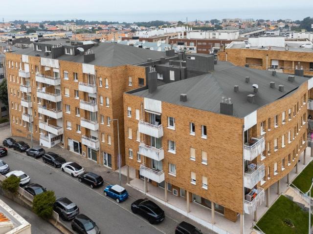 Apartamento T2 com garagem autónoma, elevador e varandas em Canidelo