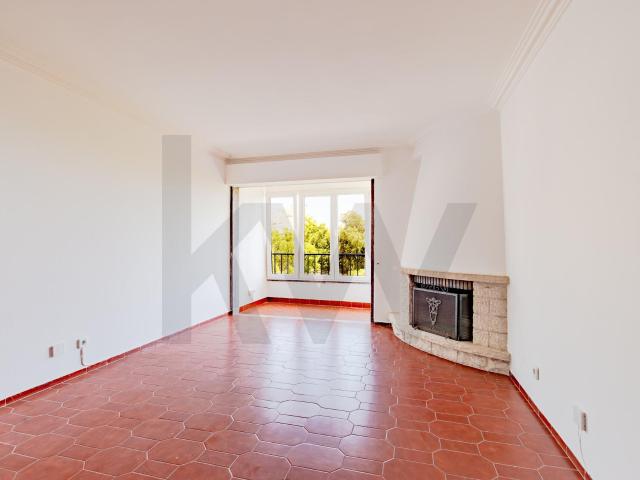 Apartamento T2 com Garagem Box e Vista Mar | Buzano – Parede