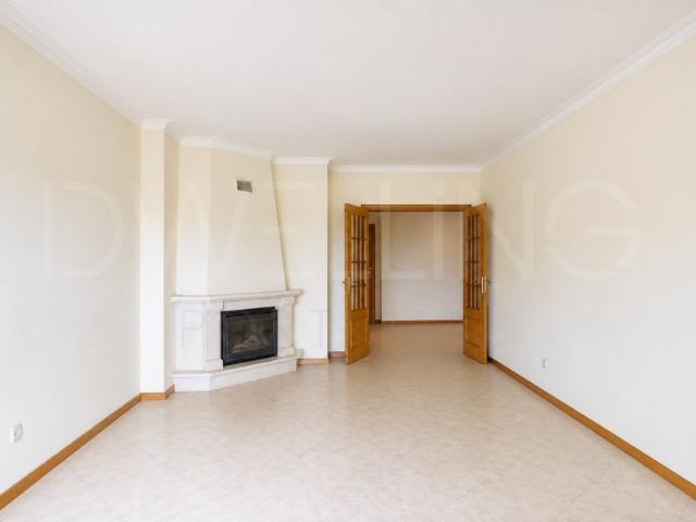Apartamento T2 com garagem e arrecadação!