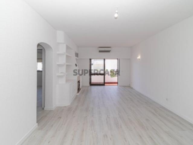 Apartamento T2 com Garagem e Arrecadação