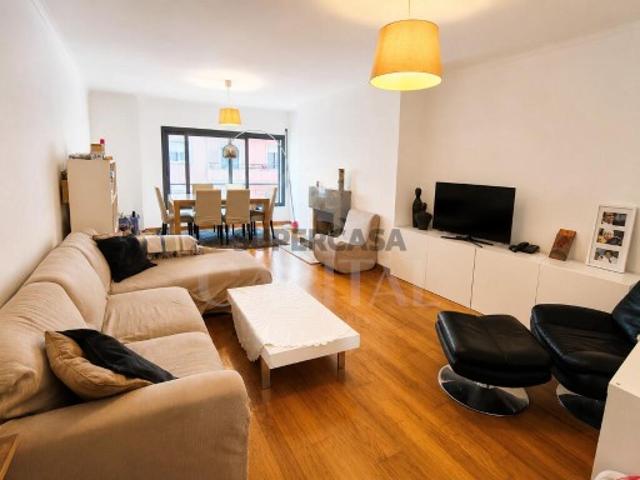 Apartamento T2 com garagem e arrecadação no condomínio Jardim de Arroios