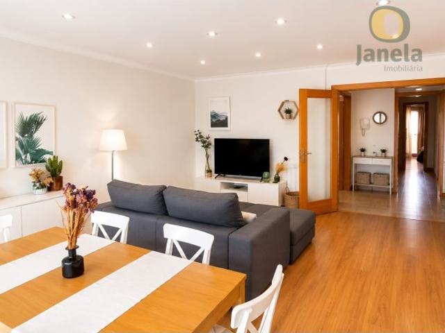 Apartamento T2, com garagem e arrumos