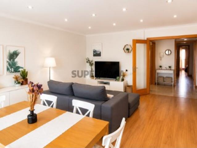 Apartamento T2, com garagem e arrumos, varanda com Vista Mar