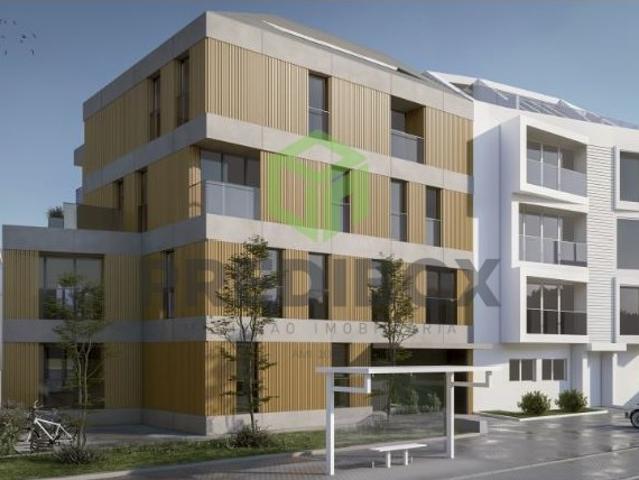 Apartamento T2 com garagem e Arrumos próximo do Centro Comercial Glicínias