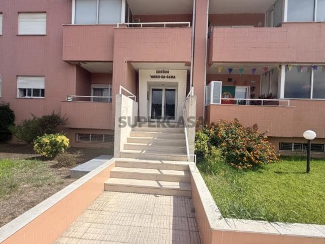 Apartamento T2 com garagem e elevador em Oliveira do Douro, Gaia