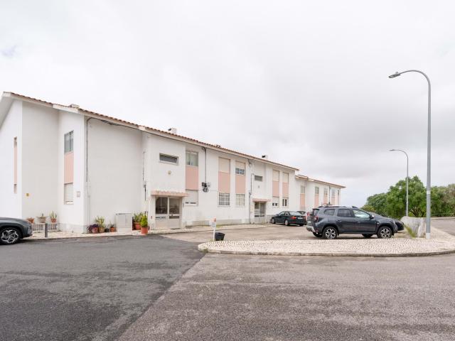 Apartamento T2 com Garagem e Lareira, em Porto Salvo