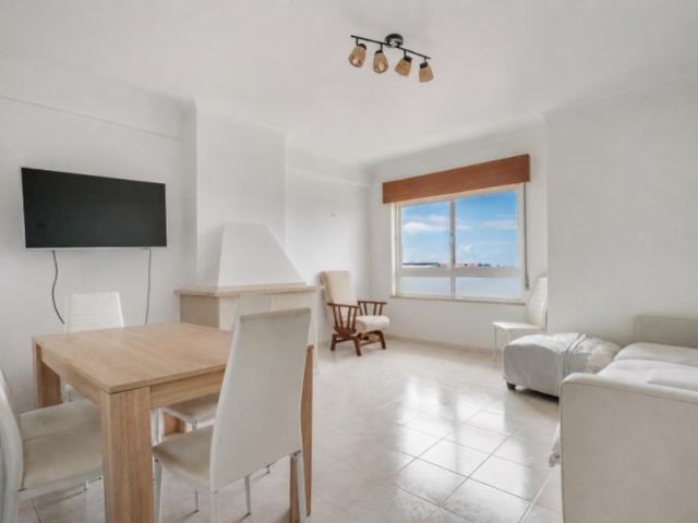 Apartamento T2 com Garagem e Lareira, em Porto Salvo