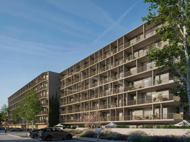 Apartamento T2 com garagem e varanda em Paranhos, Porto