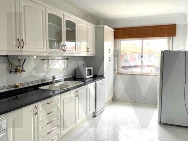 Apartamento T2 com Garagem e varanda para arrendar na Parede, Cascais