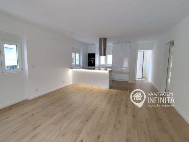 Apartamento T2 com Garagem e Varandas na Zona Central de Almada
