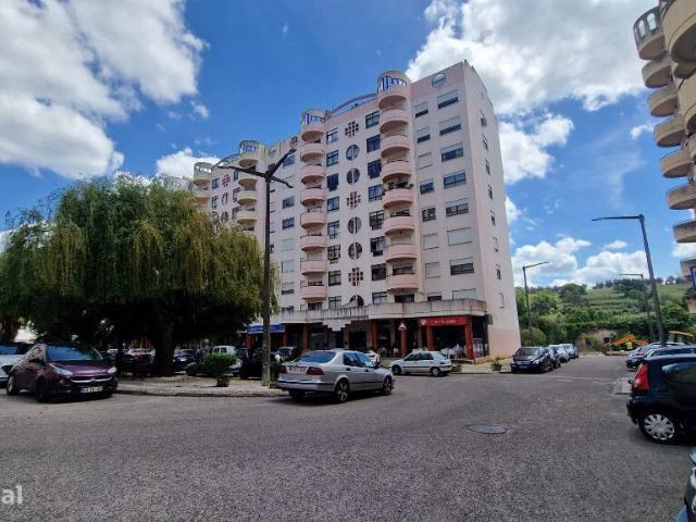 Apartamento T2 com garagem em zona da Rua do Brasil