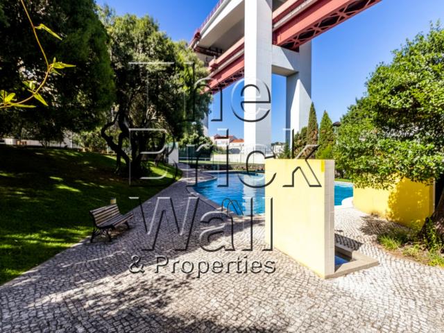 Apartamento T2 com garagem em Alcântara