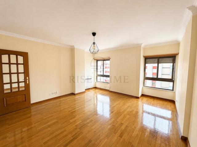 Apartamento T2 com garagem em Benfica, Lisboa