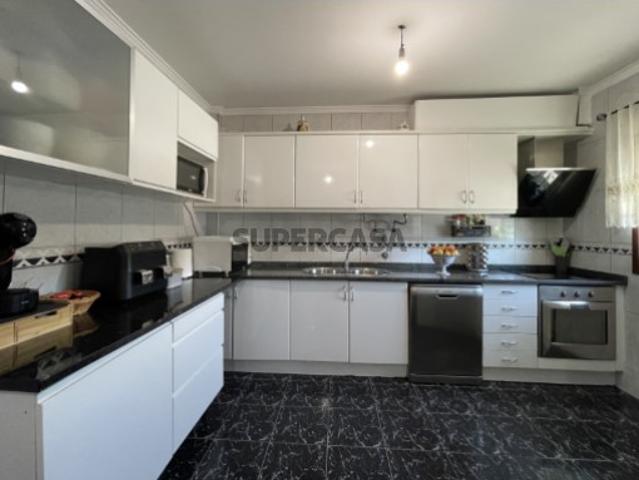 APARTAMENTO T2 COM GARAGEM FECHADA EM CALENDÁRIO