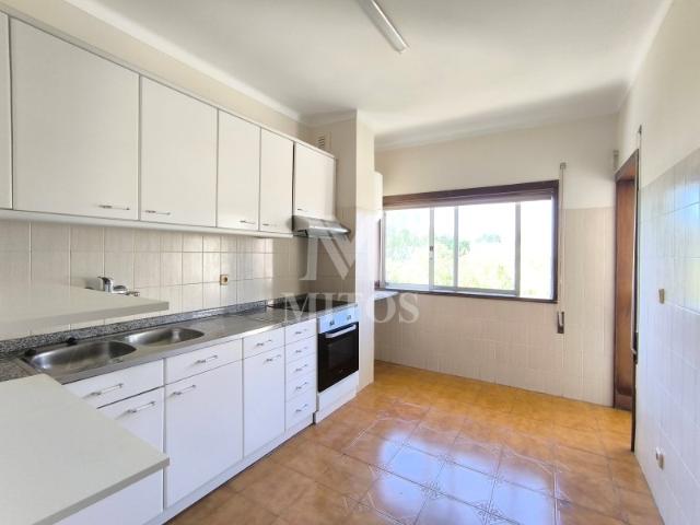 Apartamento T2 com garagem fechada para venda