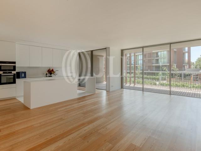 Apartamento T2 com garagem, na Gandarinha, Cascais