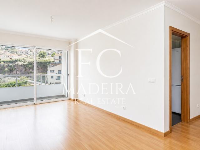 Apartamento T2 com Garagem no Centro do Caniço