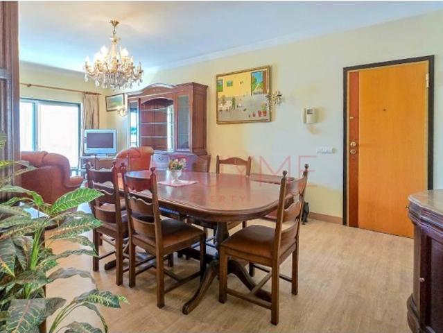 Apartamento T2 com Garagem no Centro de Quarteira a 500m da Praia