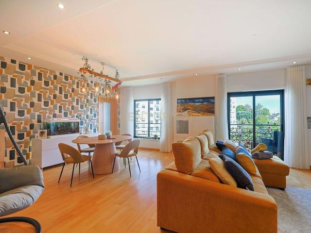 Apartamento T2 com Garagem, no Parque Luso em Corroios