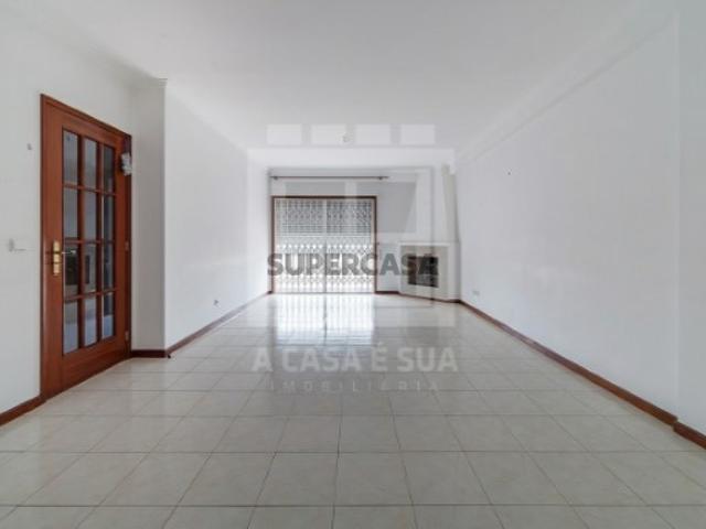 Apartamento T2 com grandes áreas em Rio Meão, S. M. Feira