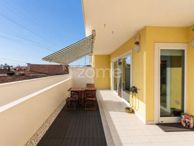 Apartamento T2 com dois terraços e garagem fechada, em Serzedo