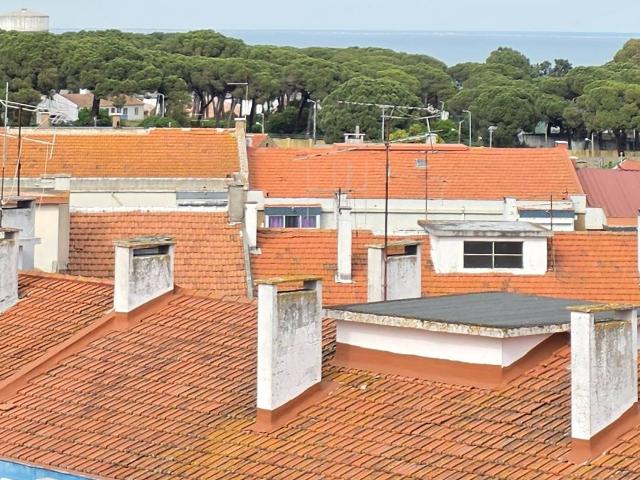 Apartamento T2 Com Dois Terraços, Laranjeiro, Almada Totalmente Remodelado