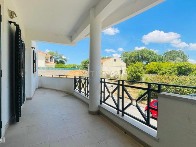 Apartamento T2, com Duas Varandas e Arrecadao, em Aires, Palmela