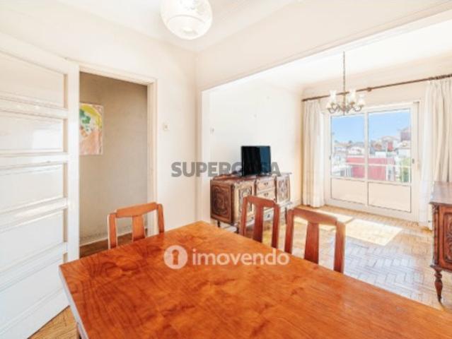 Apartamento T2 com duas varandas, na Graça, em Lisboa