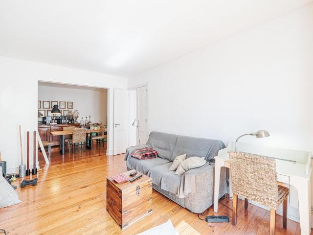Apartamento T2 com duas salas, totalmente remodelado e mobilado, com garagem