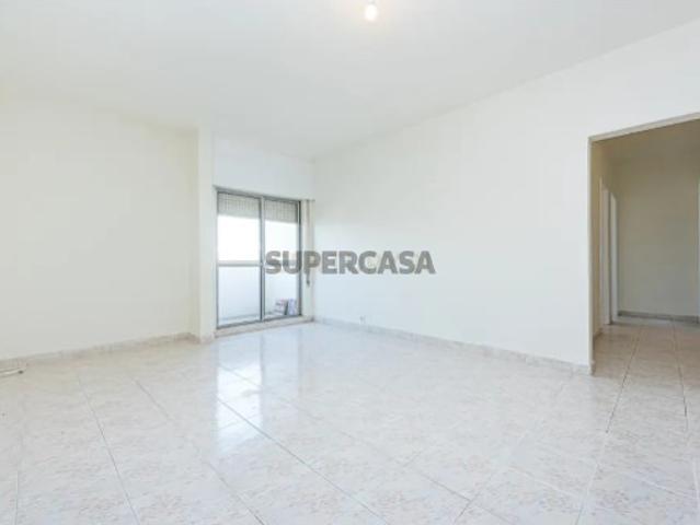 Apartamento T2 com elevador e varanda em Setúbal