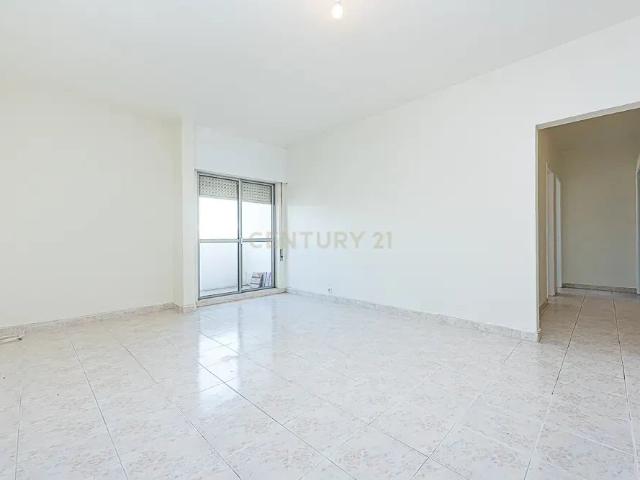 Apartamento T2 com elevador e varanda em Setúbal