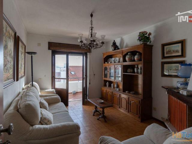 APARTAMENTO T2 COM ELEVADOR E PARQUEAMENTO NA CAVE VISTA MAR LATERAL NAZARE | 26084072758