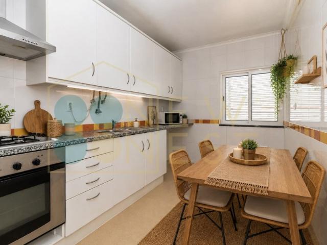 Apartamento T2 com elevador, parqueamento e arrecadação nas Manteigadas