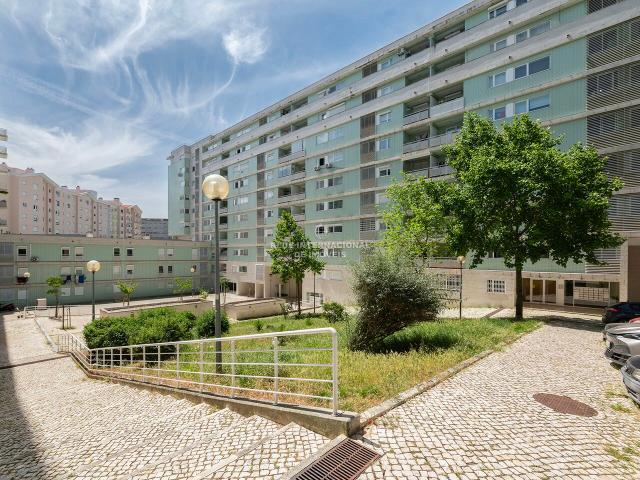Apartamento T2 com estacionamento e arrecadação, na Colina de São Gonçalo