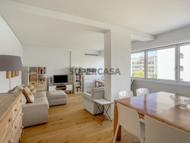 Apartamento T2 com estacionamento e arrecadação na Estrela
